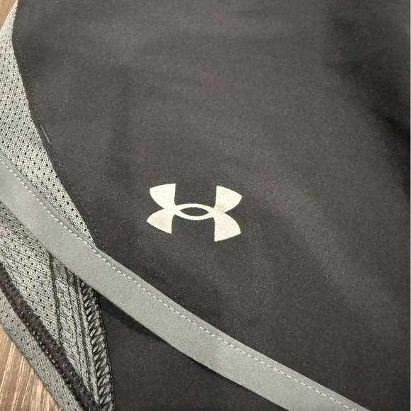 Under Armour Black and Grey Heatgear Running Shorts - Picture 2 of 10